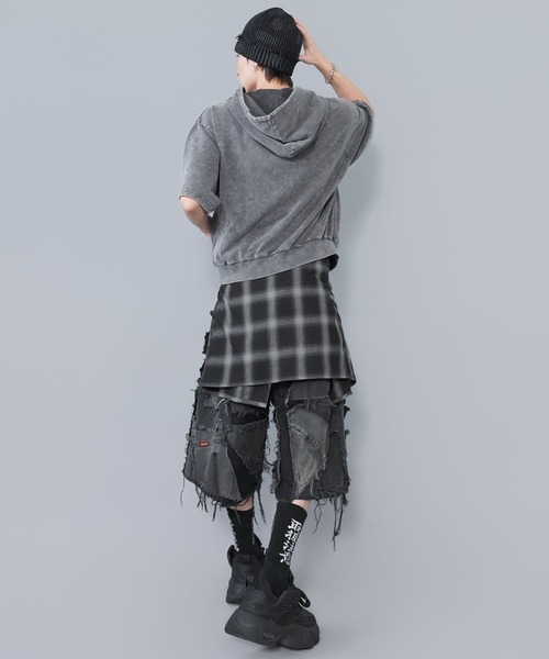SPINNS(スピンズ)の「キラッとロゴで差がつく◎短丈フェード加工半袖ダブルジップパーカー/ラインストーンロゴ(パーカー・メンズ・ブラック/クリアブラック/ブラック系その他/ピンク系その他・ONESIZE)」の21枚目の写真