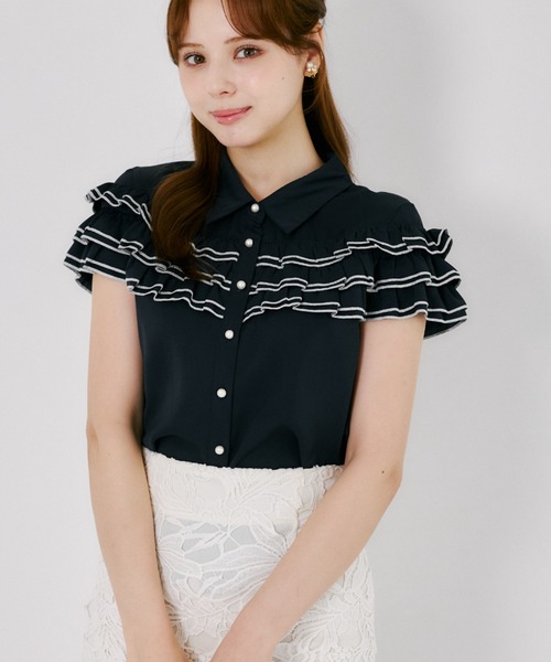 tocco closet(トッコ クローゼット)の「フリルメロウ配色パール釦ブラウス(シャツ/ブラウス・レディース・オフホワイト/ネイビー・M)」の2枚目の写真