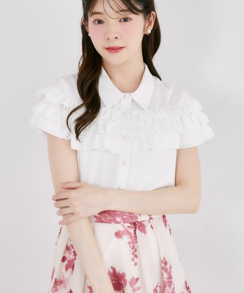 tocco closet(トッコ クローゼット)の「フリルメロウ配色パール釦ブラウス(シャツ/ブラウス・レディース・オフホワイト/ネイビー・M)」の1枚目の写真