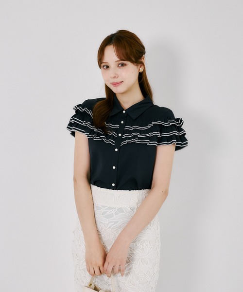 tocco closet(トッコ クローゼット)の「フリルメロウ配色パール釦ブラウス(シャツ/ブラウス・レディース・オフホワイト/ネイビー・M)」の18枚目の写真