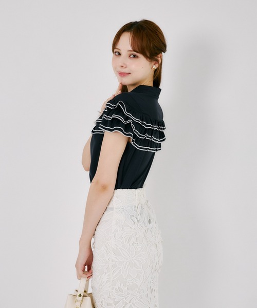 tocco closet(トッコ クローゼット)の「フリルメロウ配色パール釦ブラウス(シャツ/ブラウス・レディース・オフホワイト/ネイビー・M)」の21枚目の写真