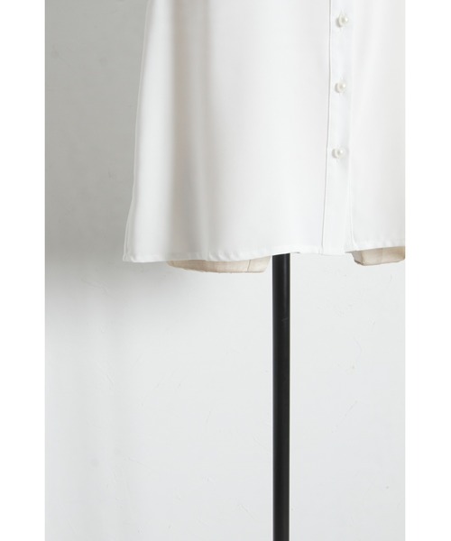 tocco closet(トッコ クローゼット)の「フリルメロウ配色パール釦ブラウス(シャツ/ブラウス・レディース・オフホワイト/ネイビー・M)」の3枚目の写真