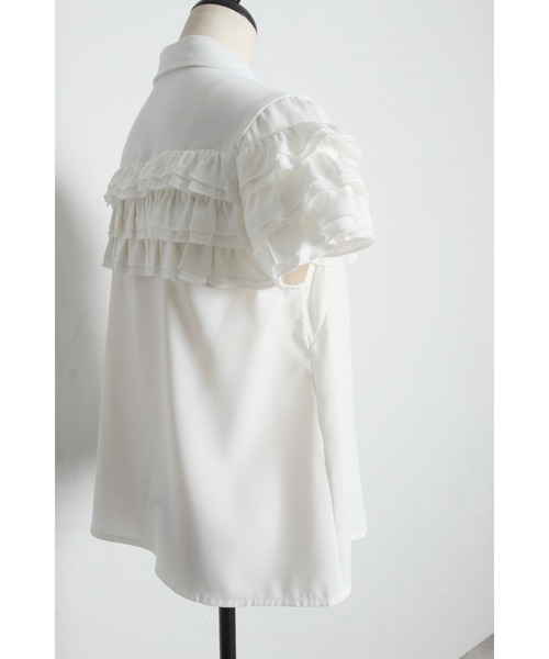 tocco closet(トッコ クローゼット)の「フリルメロウ配色パール釦ブラウス(シャツ/ブラウス・レディース・オフホワイト/ネイビー・M)」の5枚目の写真