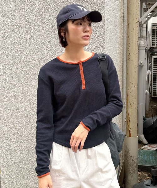 ABYS(アビス)の「ワッフルヘンリーネックトップス(Tシャツ/カットソー・レディース・ネイビー/ブラウン/グレー・FREE)」の3枚目の写真