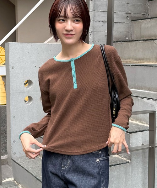ABYS(アビス)の「ワッフルヘンリーネックトップス(Tシャツ/カットソー・レディース・ネイビー/ブラウン/グレー・FREE)」の1枚目の写真