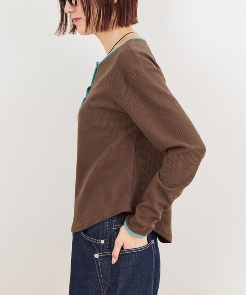 ABYS(アビス)の「ワッフルヘンリーネックトップス(Tシャツ/カットソー・レディース・ネイビー/ブラウン/グレー・FREE)」の9枚目の写真