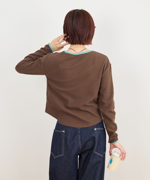 ABYS(アビス)の「ワッフルヘンリーネックトップス(Tシャツ/カットソー・レディース・ネイビー/ブラウン/グレー・FREE)」の8枚目の写真