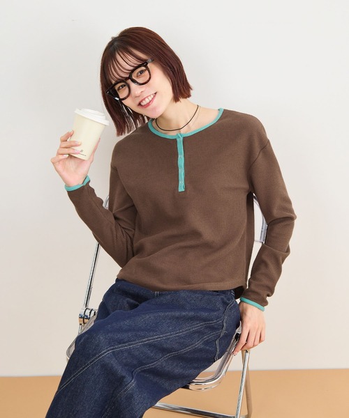 ABYS(アビス)の「ワッフルヘンリーネックトップス(Tシャツ/カットソー・レディース・ネイビー/ブラウン/グレー・FREE)」の5枚目の写真
