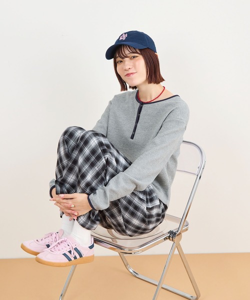 ABYS(アビス)の「ワッフルヘンリーネックトップス(Tシャツ/カットソー・レディース・ネイビー/ブラウン/グレー・FREE)」の22枚目の写真
