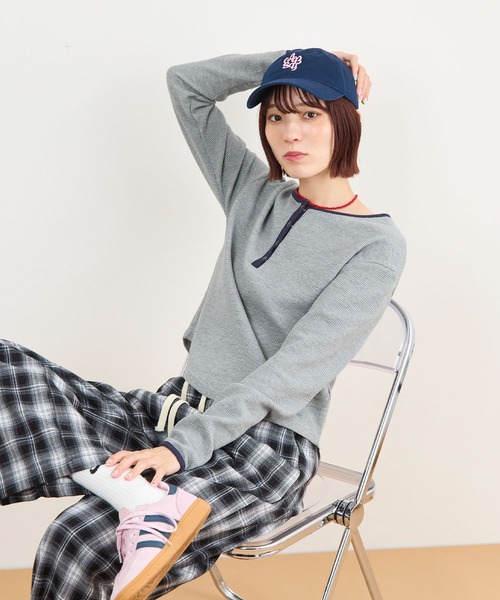 ABYS(アビス)の「ワッフルヘンリーネックトップス(Tシャツ/カットソー・レディース・ネイビー/ブラウン/グレー・FREE)」の21枚目の写真
