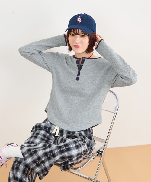 ABYS(アビス)の「ワッフルヘンリーネックトップス(Tシャツ/カットソー・レディース・ネイビー/ブラウン/グレー・FREE)」の20枚目の写真