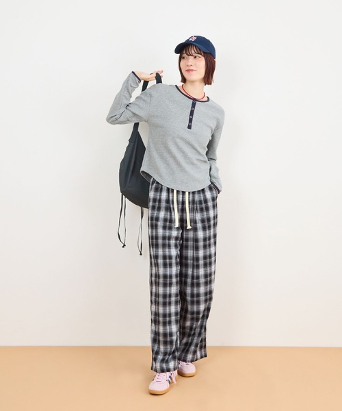 ABYS(アビス)の「ワッフルヘンリーネックトップス(Tシャツ/カットソー・レディース・ネイビー/ブラウン/グレー・FREE)」の19枚目の写真