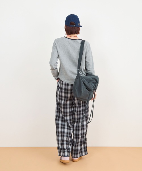 ABYS(アビス)の「ワッフルヘンリーネックトップス(Tシャツ/カットソー・レディース・ネイビー/ブラウン/グレー・FREE)」の17枚目の写真