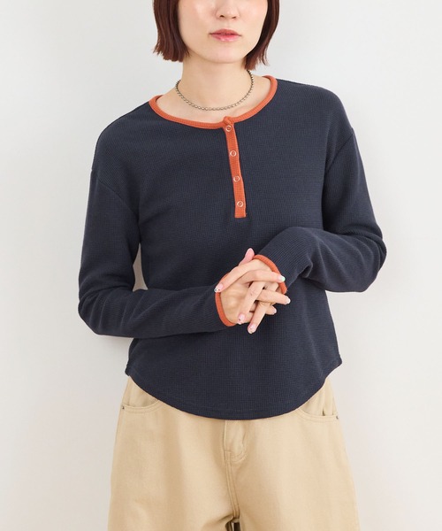 ABYS(アビス)の「ワッフルヘンリーネックトップス(Tシャツ/カットソー・レディース・ネイビー/ブラウン/グレー・FREE)」の12枚目の写真