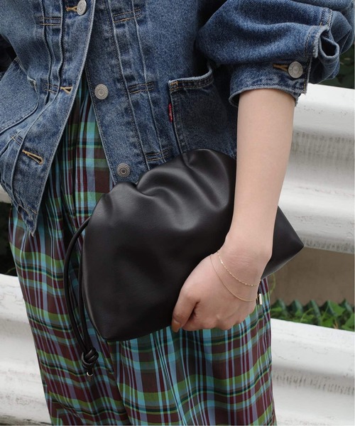 SLOBE IENA(スローブイエナ)の「《追加5》SLOBE 3WAY スムース巾着バッグ(クラッチバッグ・レディース・チョコ/チャコールグレー・FREE)」の5枚目の写真
