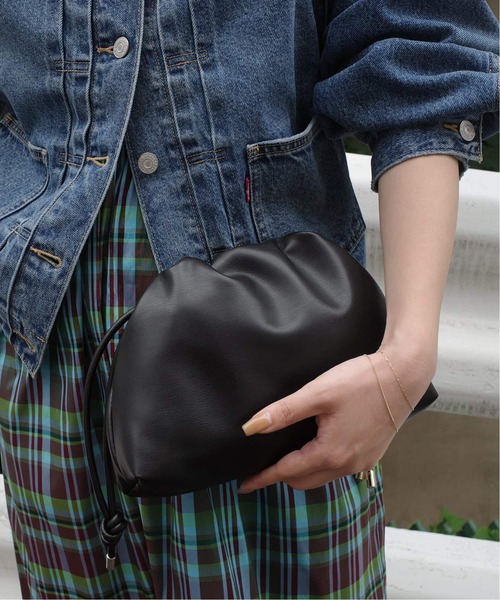SLOBE IENA(スローブイエナ)の「《追加5》SLOBE 3WAY スムース巾着バッグ(クラッチバッグ・レディース・チョコ/チャコールグレー・FREE)」の6枚目の写真