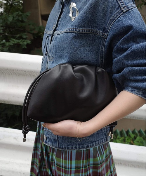 SLOBE IENA(スローブイエナ)の「《追加5》SLOBE 3WAY スムース巾着バッグ(クラッチバッグ・レディース・チョコ/チャコールグレー・FREE)」の7枚目の写真