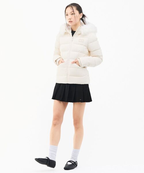 tommy jeans（トミー ジーンズ）の「【ZOZO限定】ファーフード ショートダウンジャケット（ダウンジャケット/コート・レディース・ブラック/ホワイト・X-SMALL/MEDIUM/SMALL）」の3枚目の写真