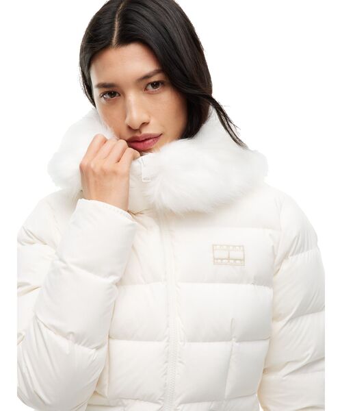 tommy jeans（トミー ジーンズ）の「【ZOZO限定】ファーフード ショートダウンジャケット（ダウンジャケット/コート・レディース・ブラック/ホワイト・X-SMALL/MEDIUM/SMALL）」の22枚目の写真