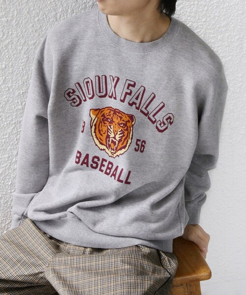 SHIPS any(シップス エニィ)の「SCREEN STARS: カレッジ プリント リラックス スウェット◆(スウェット・メンズ・カーキ/グレー・LARGE/MEDIUM)」の2枚目の写真