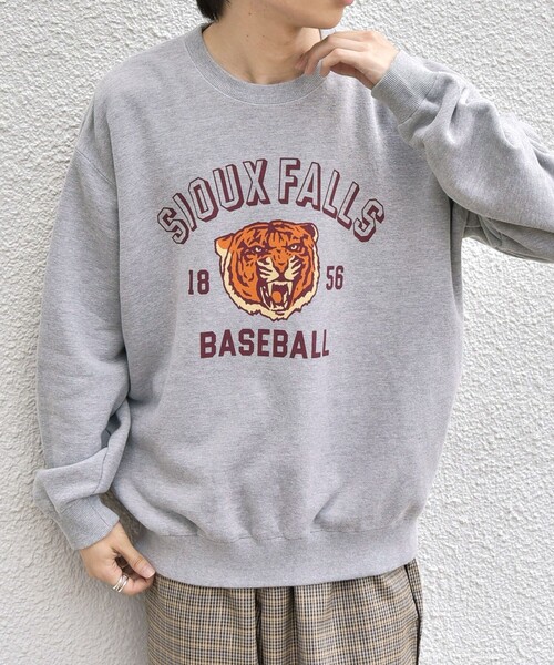 SHIPS any(シップス エニィ)の「SCREEN STARS: カレッジ プリント リラックス スウェット◆(スウェット・メンズ・カーキ/グレー・LARGE/MEDIUM)」の5枚目の写真