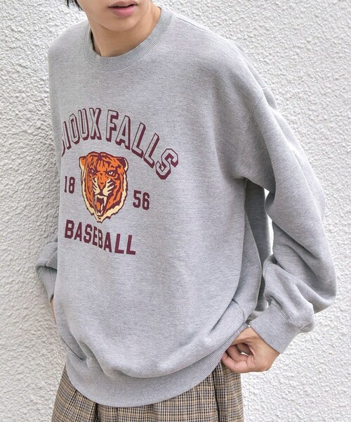 SHIPS any(シップス エニィ)の「SCREEN STARS: カレッジ プリント リラックス スウェット◆(スウェット・メンズ・カーキ/グレー・LARGE/MEDIUM)」の6枚目の写真