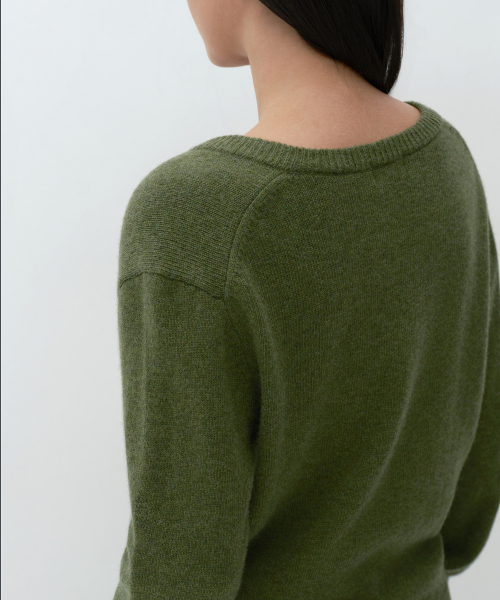 MUSINSA STANDARD WOMAN（ムシンサスタンダードウーマン）の「[ビクトリアウール] ウィメンズ Vネックニット [モス]（ニット/セーター・レディース・その他・MEDIUM/LARGE/X-SMALL）」の5枚目の写真