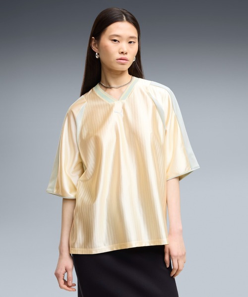 PUMA(プーマ)の「PUMA プーマ ウィメンズ オーバーサイズ フットボール ジャージ(Tシャツ/カットソー・レディース・クリーム/ブラック・X-LARGE/LARGE/SMALL/MEDIUM)」の1枚目の写真