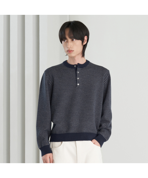 HYOJI(ヒョージ)の「26 FW ウォッシャブル ソフトタッチ ストライプ ヘンリーネック クロップドニット (2カラー)(ニット/セーター・メンズ・ネイビー/ホワイト・M/L)」の2枚目の写真