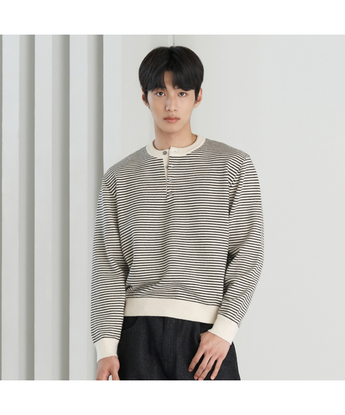 HYOJI(ヒョージ)の「26 FW ウォッシャブル ソフトタッチ ストライプ ヘンリーネック クロップドニット (2カラー)(ニット/セーター・メンズ・ネイビー/ホワイト・M/L)」の1枚目の写真