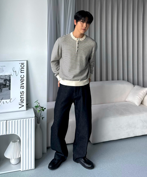 HYOJI(ヒョージ)の「26 FW ウォッシャブル ソフトタッチ ストライプ ヘンリーネック クロップドニット (2カラー)(ニット/セーター・メンズ・ネイビー/ホワイト・M/L)」の3枚目の写真