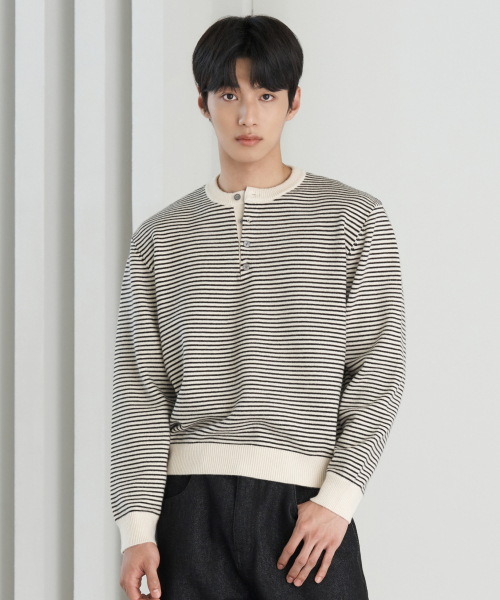 HYOJI(ヒョージ)の「26 FW ウォッシャブル ソフトタッチ ストライプ ヘンリーネック クロップドニット (2カラー)(ニット/セーター・メンズ・ネイビー/ホワイト・M/L)」の4枚目の写真