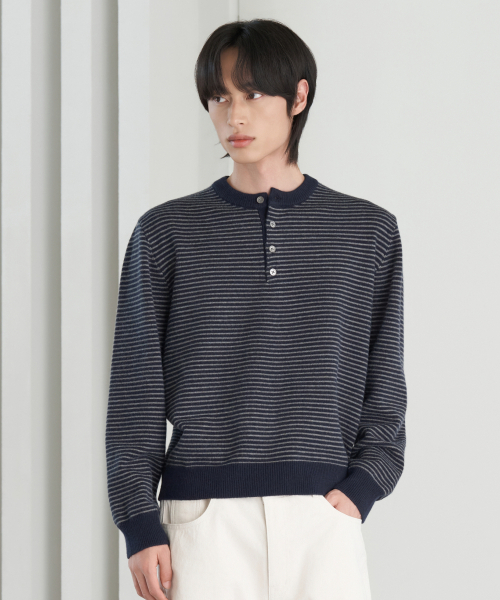 HYOJI(ヒョージ)の「26 FW ウォッシャブル ソフトタッチ ストライプ ヘンリーネック クロップドニット (2カラー)(ニット/セーター・メンズ・ネイビー/ホワイト・M/L)」の5枚目の写真