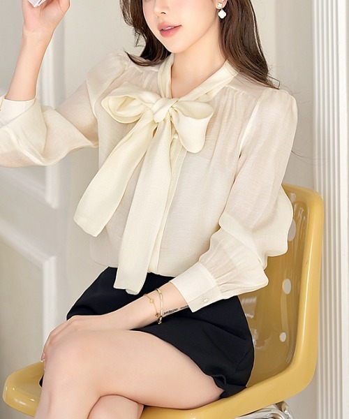 LUCPY（ラクピー）の「シアーボウタイリボンブラウス（シャツ/ブラウス・レディース・ホワイト・MEDIUM/LARGE/X-LARGE/SMALL）」の4枚目の写真