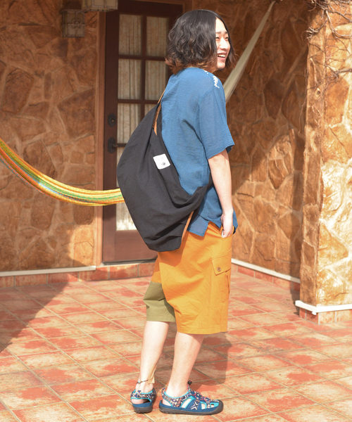 チャイハネ（チャイハネ）の「【チャイハネ】INDIA MADE シンプルビッグショルダーバッグ（ショルダーバッグ・メンズ・ホワイト/ブラック/ブルー/キャメル・FREE）」の9枚目の写真