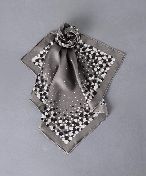 UNITED ARROWS（ユナイテッドアローズ）の「＜ UNITED  ARROWS ＞ マルチドット プリント スカーフ（バンダナ/スカーフ・メンズ・ネイビー/グレー/ブラウン・FREE）」の2枚目の写真