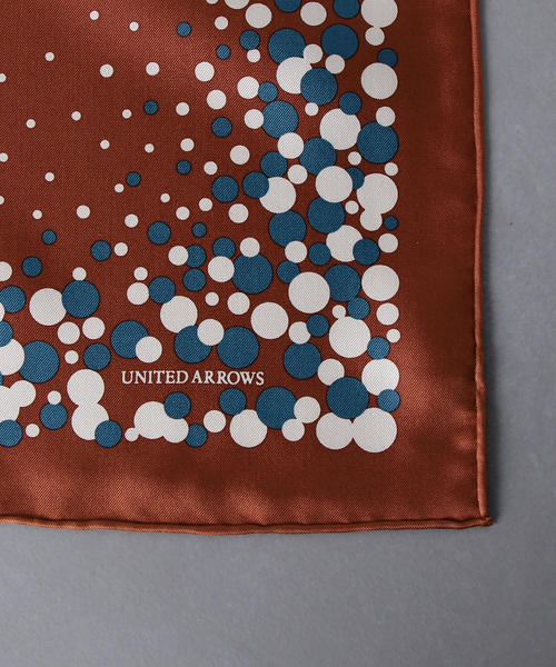UNITED ARROWS（ユナイテッドアローズ）の「＜ UNITED  ARROWS ＞ マルチドット プリント スカーフ（バンダナ/スカーフ・メンズ・ネイビー/グレー/ブラウン・FREE）」の4枚目の写真