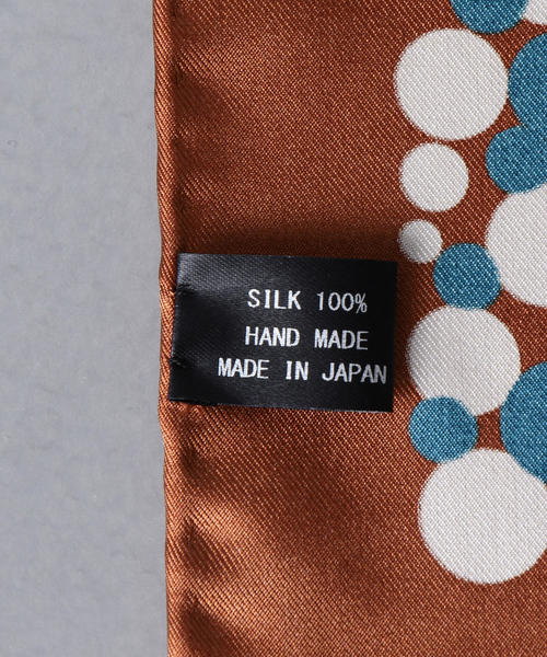 UNITED ARROWS（ユナイテッドアローズ）の「＜ UNITED  ARROWS ＞ マルチドット プリント スカーフ（バンダナ/スカーフ・メンズ・ネイビー/グレー/ブラウン・FREE）」の5枚目の写真