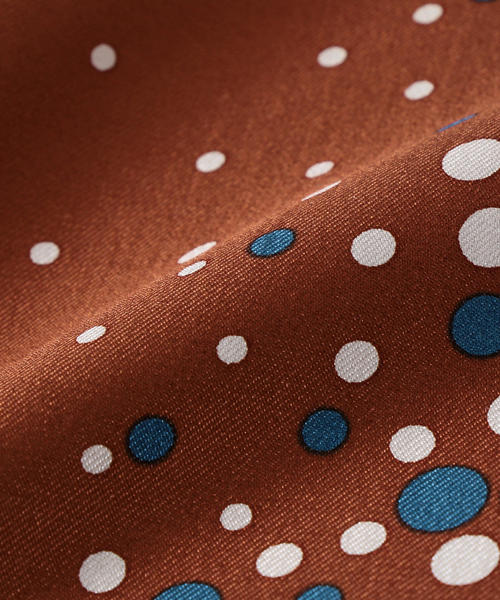 UNITED ARROWS（ユナイテッドアローズ）の「＜ UNITED  ARROWS ＞ マルチドット プリント スカーフ（バンダナ/スカーフ・メンズ・ネイビー/グレー/ブラウン・FREE）」の6枚目の写真