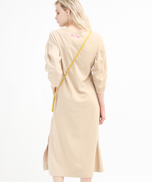 RNA（アールエヌエー）の「M1323 スリーブデザインマキシTシャツワンピース（ワンピース・レディース・ホワイト/ベージュ/ブラック・MEDIUM）」の4枚目の写真