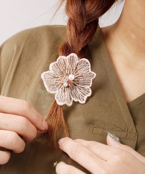 Ree&Mee（リーアンドミー）の「Ree＆Mee ビジュー付き フラワー ポニーフック（バレッタ/ヘアクリップ・レディース・パープル/ホワイト/グリーン/オレンジ・FREE）」の4枚目の写真