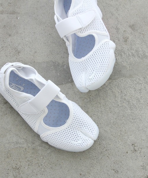 NIKE(ナイキ)の「【NIKE】エア リフト ブリーズ(スニーカー・レディース・ブラック/ホワイト・23/24/25)」の1枚目の写真