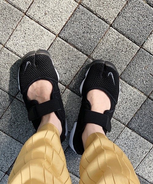 NIKE(ナイキ)の「【NIKE】エア リフト ブリーズ(スニーカー・レディース・ブラック/ホワイト・23/24/25)」の2枚目の写真