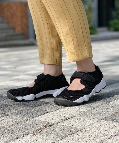 NIKE(ナイキ)の「【NIKE】エア リフト ブリーズ(スニーカー・レディース・ブラック/ホワイト・23/24/25)」の5枚目の写真