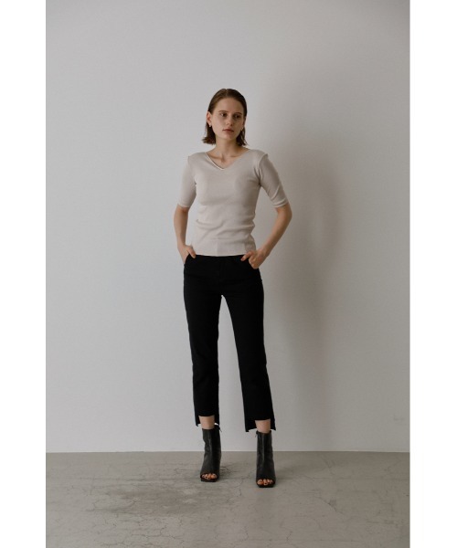 RIM.ARK(リムアーク)の「Hem asymmetry denim(デニムパンツ・レディース・ホワイト/ブラック/ベージュ・38/36)」の13枚目の写真