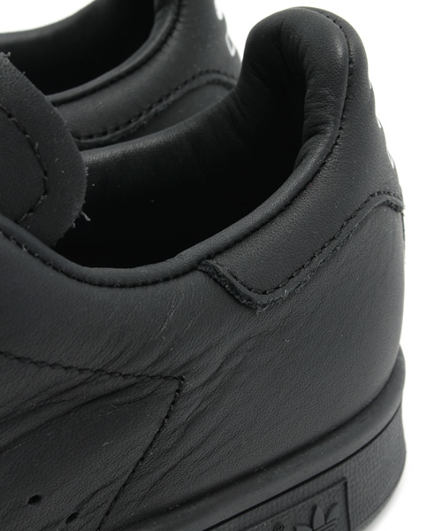 adidas Originals（アディダスオリジナルス）の「ウィメンズ アディダス ファレルウィリアムズ スタンスミス ソリッド PW STAN SMITH SOLID（スニーカー・レディース・ブルー/ブラック/レッド・24cm/23cm/22cm/23.5cm/22.5cm/24.5cm/29.5cm/29cm/25cm/28.5cm）」の5枚目の写真