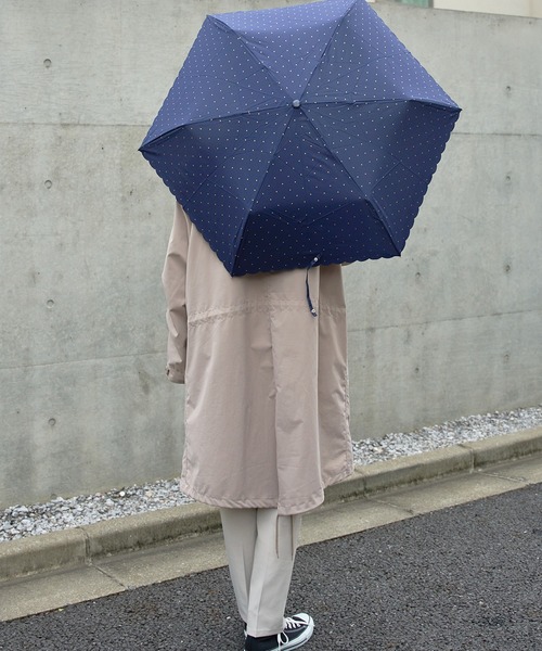 because（ビコーズ）の「【because】ドットグリッターヒートカット 雨傘 晴雨兼用 折りたたみ傘 BE-01612（折りたたみ傘・レディース・ホワイト/ブラック/ネイビー・FREE）」の8枚目の写真