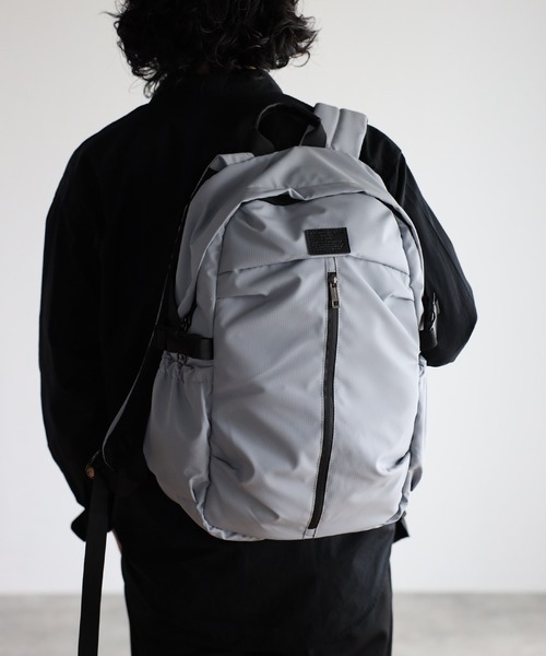 GUSCIO UOMO（グッシオ ウォーモ）の「【グッシオ ウォーモ】撥水ナイロンバックパック　センタファスナー　デイパック リップストップ　本革付属（バックパック/リュック・メンズ・ブラック/グレー/ライトグレー/ネイビー・FREE）」の2枚目の写真