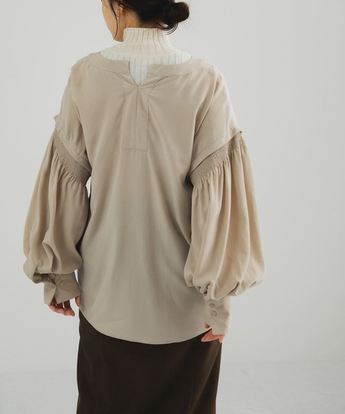 LAATO(ラート)の「LANTAN VOLUME BLOUSE(シャツ/ブラウス・レディース・ブラック/ベージュ/パープル・FREE)」の1枚目の写真