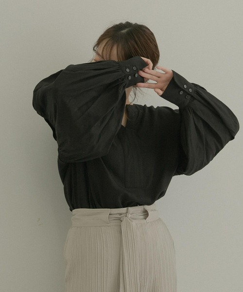 LAATO(ラート)の「LANTAN VOLUME BLOUSE(シャツ/ブラウス・レディース・ブラック/ベージュ/パープル・FREE)」の2枚目の写真